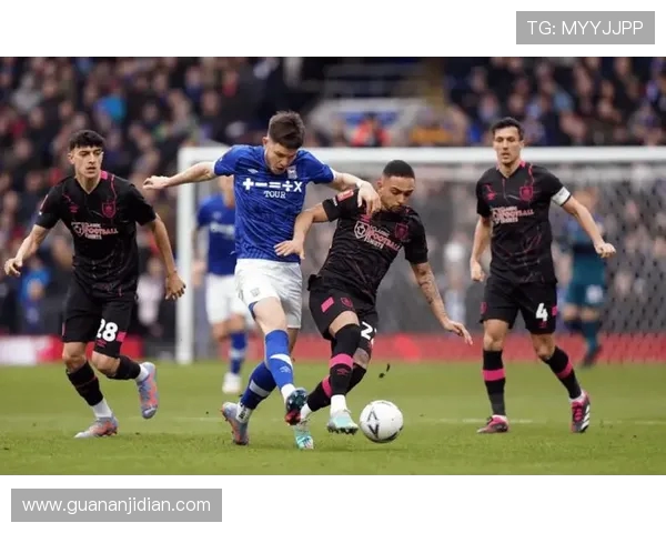 德比队与伊普斯维奇的激烈对决揭示英冠联赛的竞争魅力与球队实力较量 德比队与伊普斯维奇的激烈对决揭示英冠联赛的竞争魅力与球队实力较量